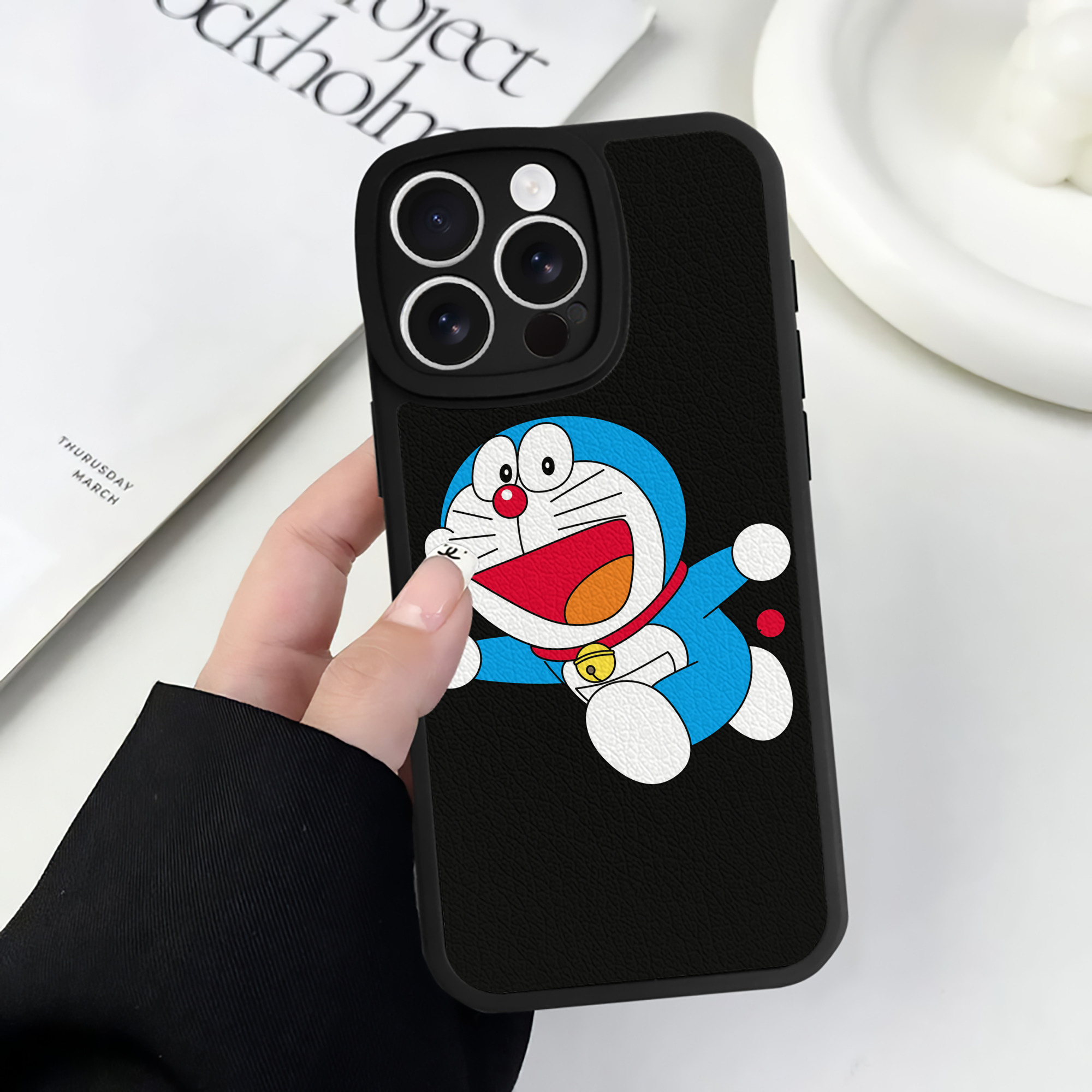 （画像用） ドラえもん Doraemon 【iPhone 16シリーズ対応】シリコンスマホケース（レザー調） 材質：シリコン